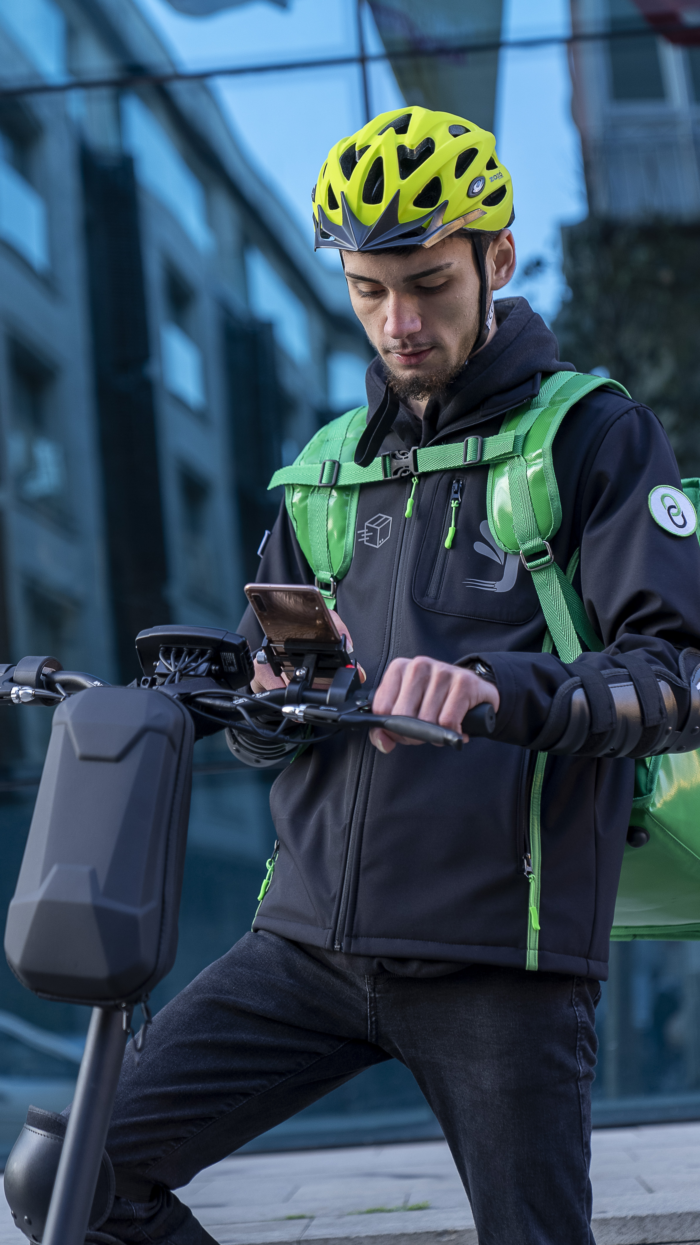 Курьер на самокате Jetbee