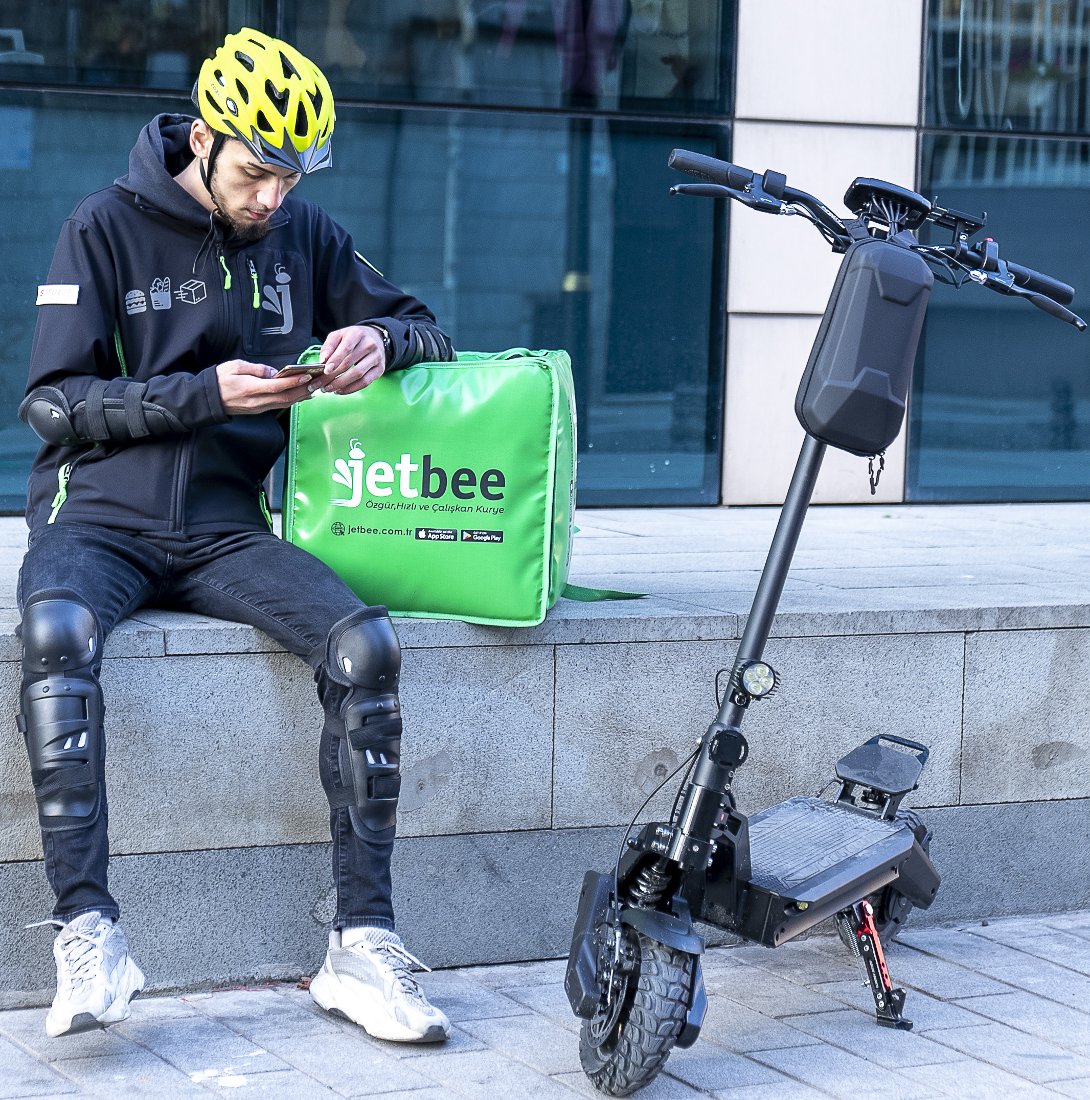 Курьер на самокате Jetbee